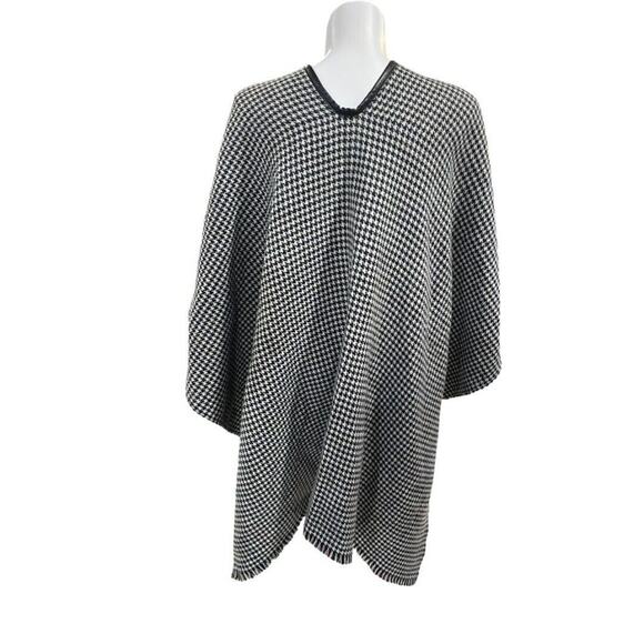 Reversible Shawl Herringbone One Side And Plaid On The Other Button Closure - Picture 6 of 9